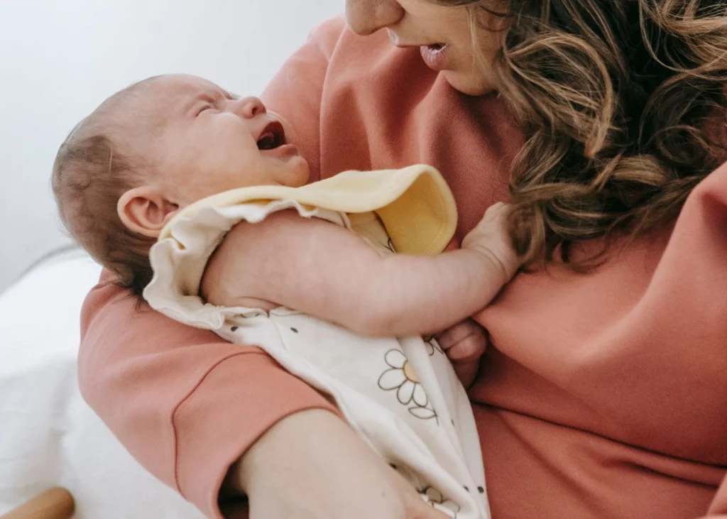 Edith Baby Spa - Valmont - 5 Gestes de massage pour calmer bébé pleurs et coliques - Massage bébé pleurs - Forbach - Saint-Avold - Freyming - Sarreguemines calmer pleurs bébé