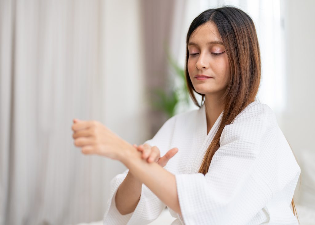 Ce massage de 10 minutes qui changera vos soirées de maman - edith baby spa