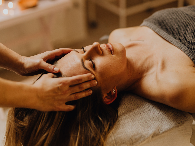 Apaiser le corps et l’esprit avec le massage métamorphique